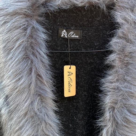 Odiva Long Gray Acrylic Vest with Faux Fur Trim - Picture 3 of 6
